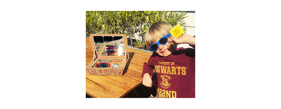 enfant avec son cuiseur solaire sunlab de SOLAR BROTHER